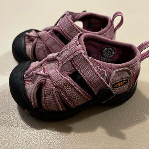 Keen : closed toe water shoe, size 5